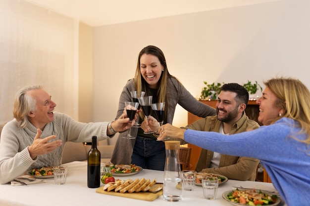 Familie, die nachts zusammen isst