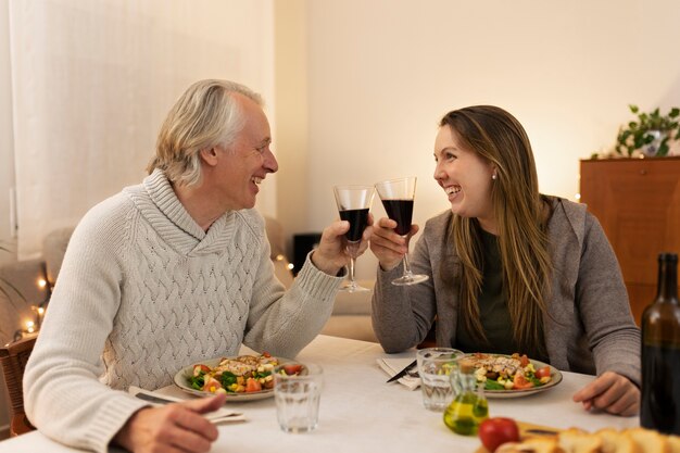 Familie, die nachts zusammen isst