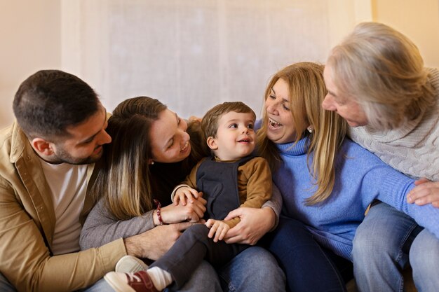 Familie, die nachts zusammen isst