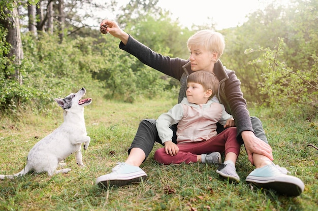 Familie, die Natur mit Haustier genießt