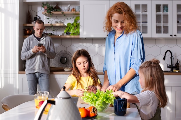 Kostenloses Foto familie, die qualitätszeit zusammen hat