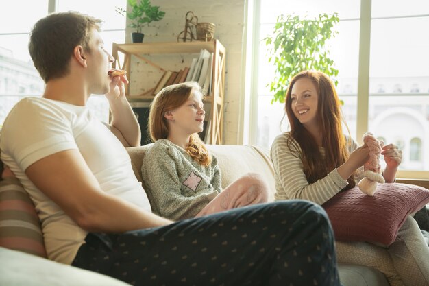 Familie, die schöne Zeit zusammen zu Hause verbringt, sieht glücklich und fröhlich aus