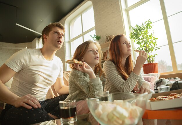 Familie, die schöne Zeit zusammen zu Hause verbringt, sieht glücklich und fröhlich aus