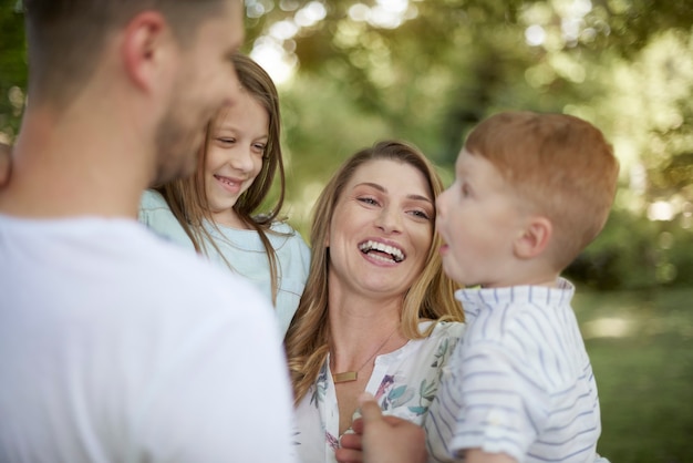 Familie, die sonnigen Tag im Garten verbringt