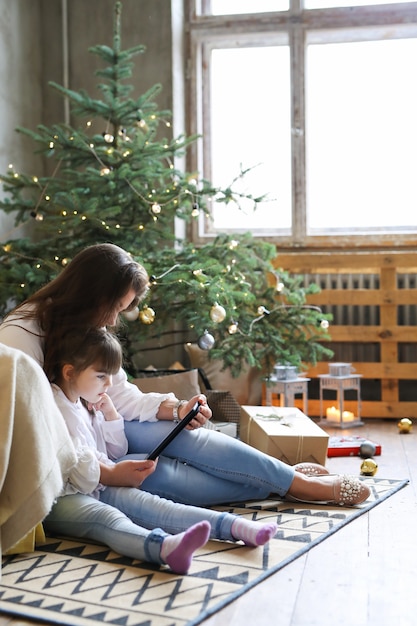 Familie, die Spaß am Weihnachtstag hat