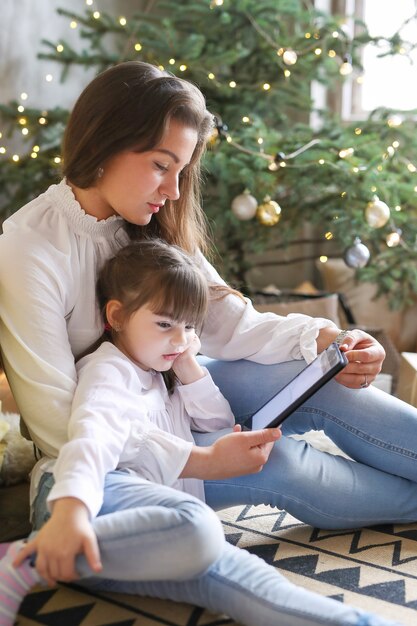 Familie, die Spaß am Weihnachtstag hat