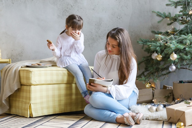 Familie, die Spaß am Weihnachtstag hat