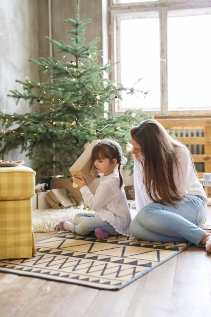 Familie, die Spaß am Weihnachtstag hat