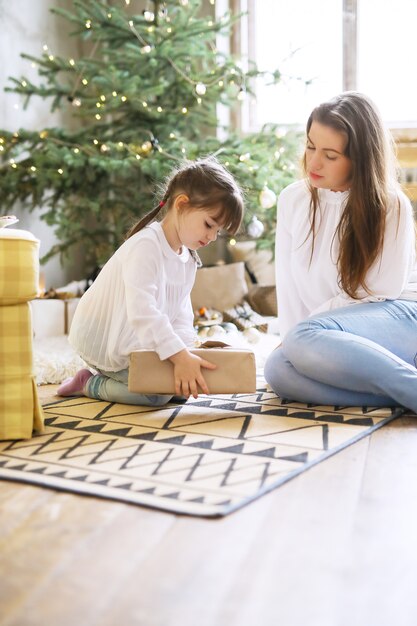 Familie, die Spaß am Weihnachtstag hat