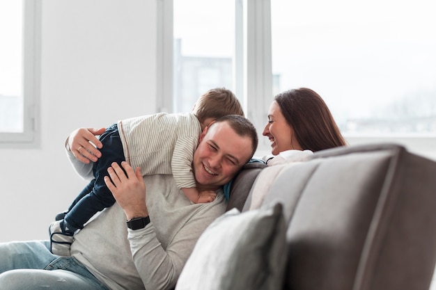 Familie, die spaß auf der couch hat