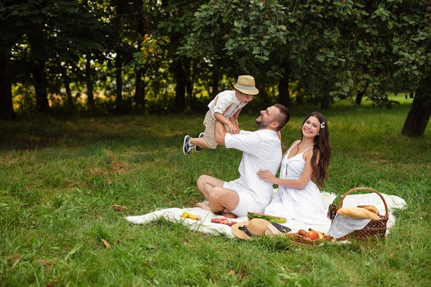 Familie, die Spaß beim Picknick hat.