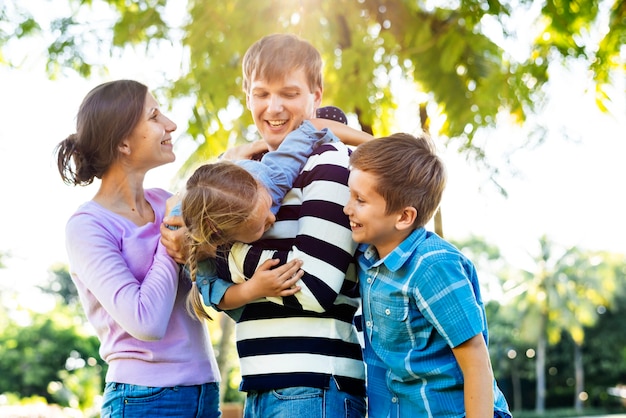 Familie, die Spaß im Park hat