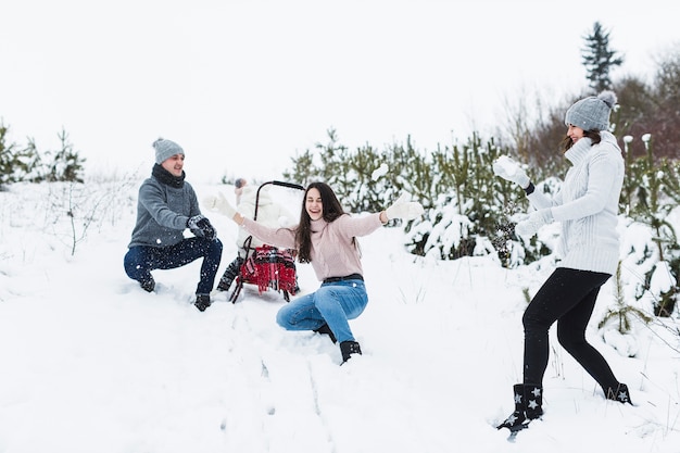 Familie, die Spaß in der Landschaft hat