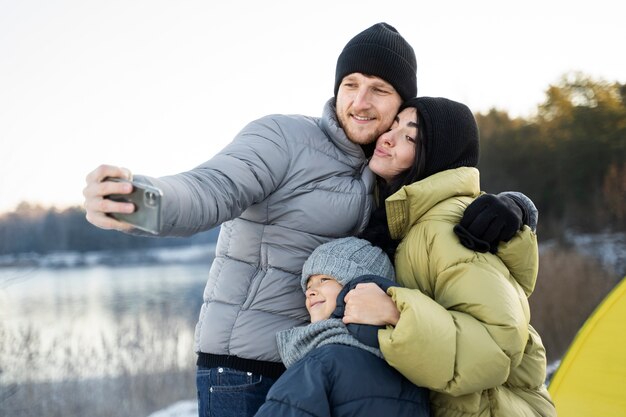 Familie, die Spaß in der Natur hat