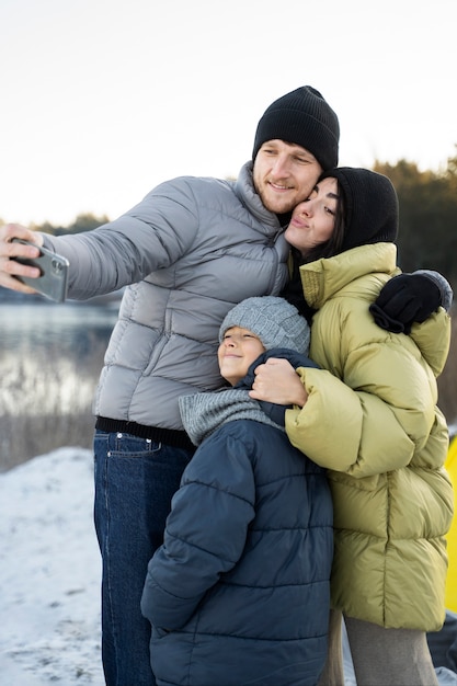 Familie, die Spaß in der Natur hat