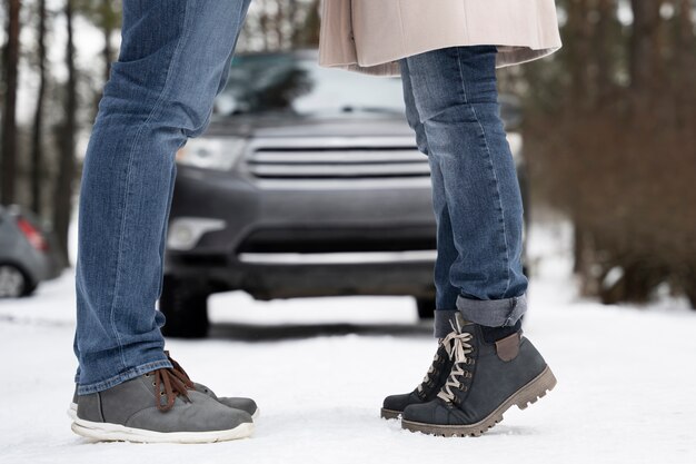 Familie, die Spaß während des Winter-Roadtrips hat