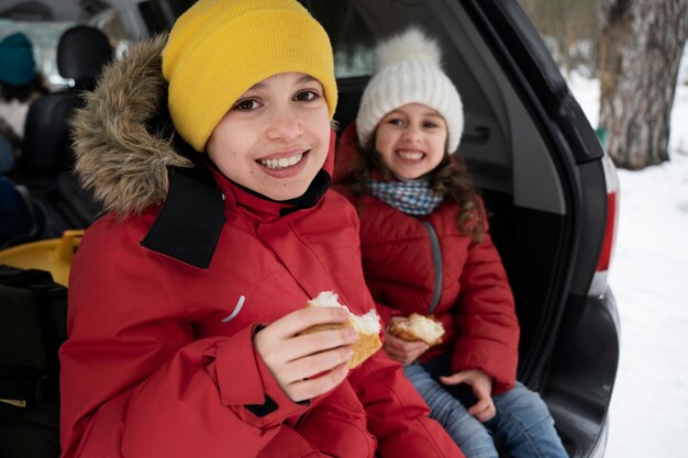 Familie, die Spaß während des Winter-Roadtrips hat