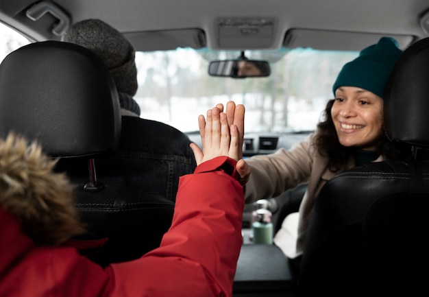 Familie, die spaß während des winter-roadtrips hat