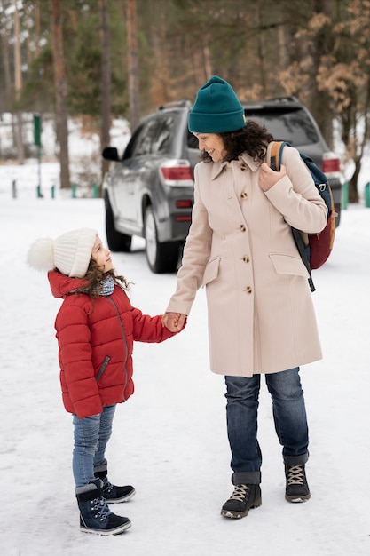 Familie, die Spaß während des Winter-Roadtrips hat