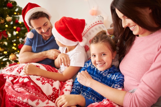 Familie, die Weihnachten im Bett verbringt