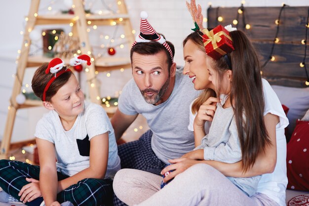 Familie, die Weihnachten zusammen zu Hause feiert