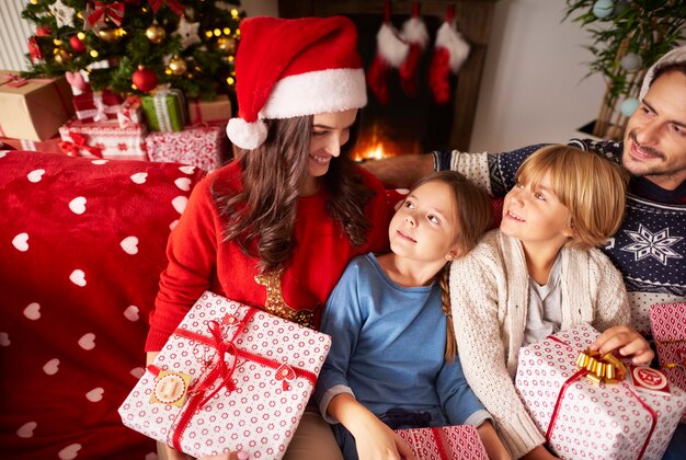 Familie, die Weihnachten zusammen zu Hause verbringt