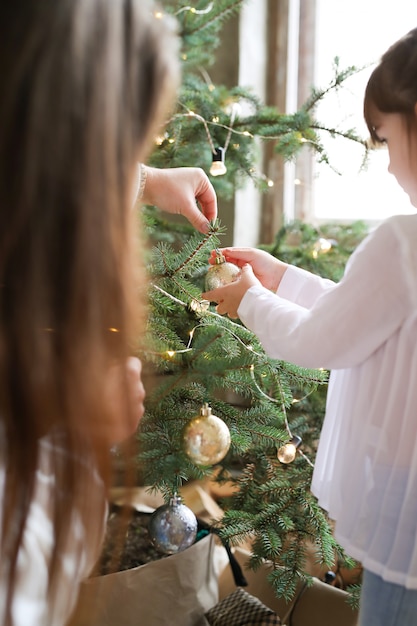 Familie, die Weihnachtsbaum schmückt