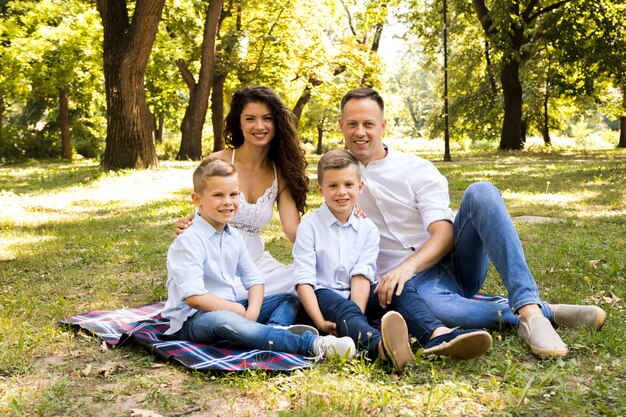 Familie, die Zeit zusammen draußen verbringt