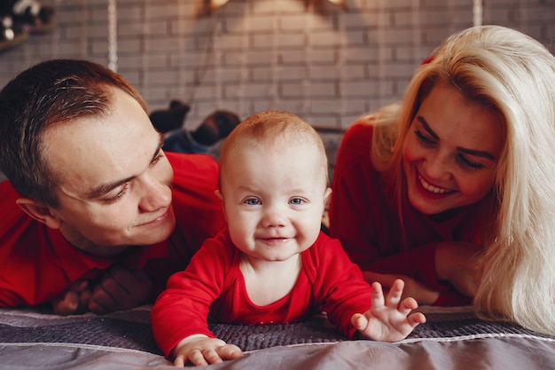 Familie, die zu Hause auf einem Bett sitzt