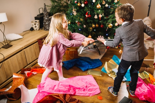 Familie, die zu Hause Weihnachten feiert