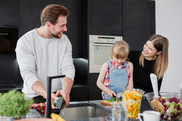 Familie, die zusammen Abendessen vorbereitet