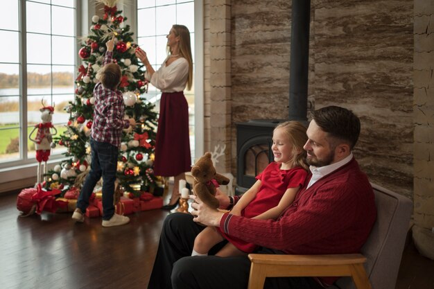 Familie, die zusammen ein festliches Weihnachtsfest genießt