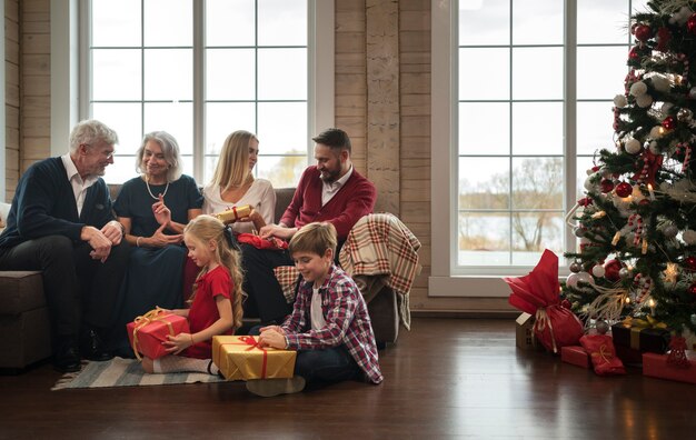 Familie, die zusammen ein festliches Weihnachtsfest genießt