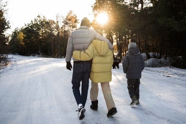 Familie, die zusammen in der Natur spazieren geht