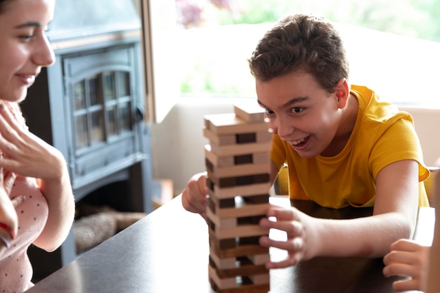 Familie, die zusammen Stapelspiel spielt und Spaß hat