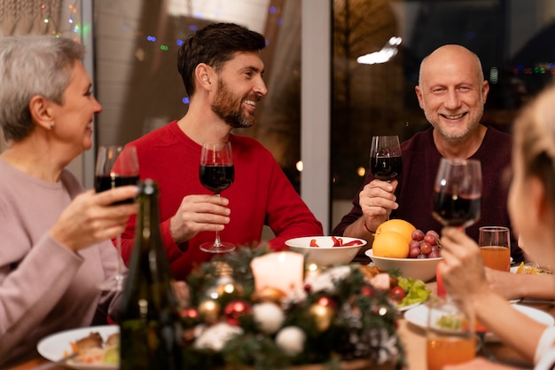 Familie feiert bei einem festlichen Weihnachtsessen