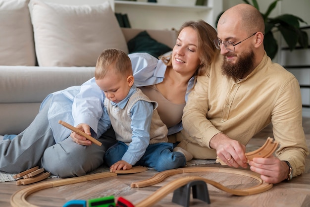 Familie feiert Kind in seinen ersten Lebensjahren