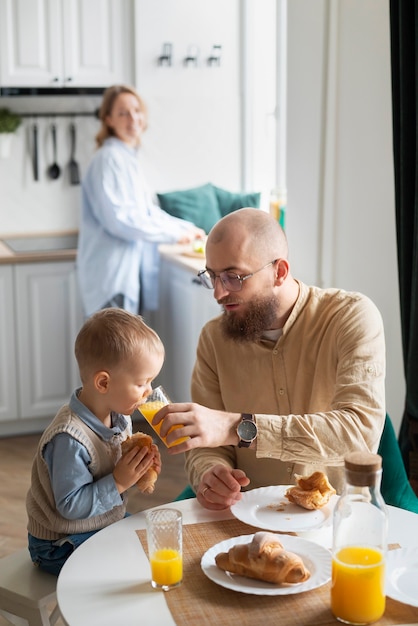 Familie feiert Kind in seinen ersten Lebensjahren