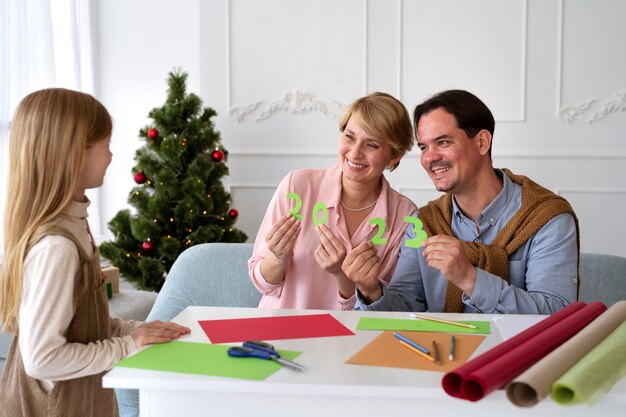 Familie feiert Silvester zu Hause