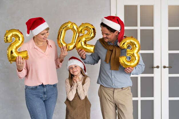Familie feiert Silvester zu Hause