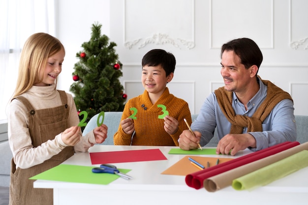 Familie feiert Silvester zu Hause