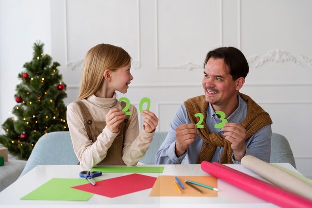 Familie feiert Silvester zu Hause