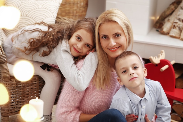 Familie feiert Weihnachten