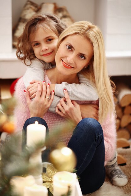 Familie feiert Weihnachten