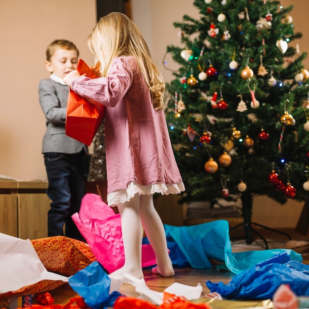 Familie feiert Weihnachten