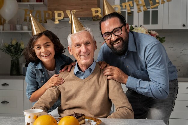 Familie feiert zusammen mittlerer Schuss