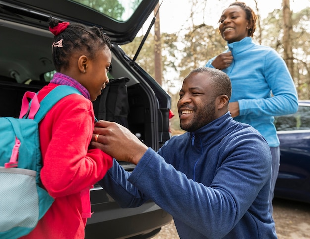 Familie geht zusammen zu einem Abenteuer