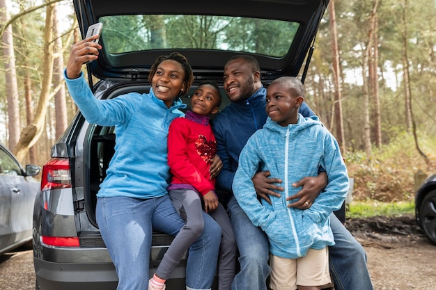 Kostenloses Foto familie geht zusammen zu einem abenteuer