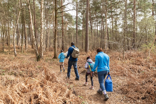 Kostenloses Foto familie geht zusammen zu einem abenteuer