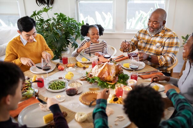Familie genießt das Thanksgiving Day Dinner